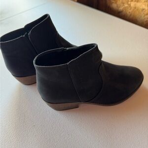 Black Women's Ankle Boots w/ Classic Low Heel, size 8- NWT!